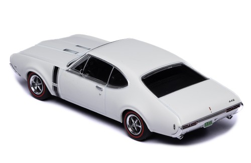 OLDSMOBILE 442 W-30 Coupe 1970 White w/ Black Stripes
